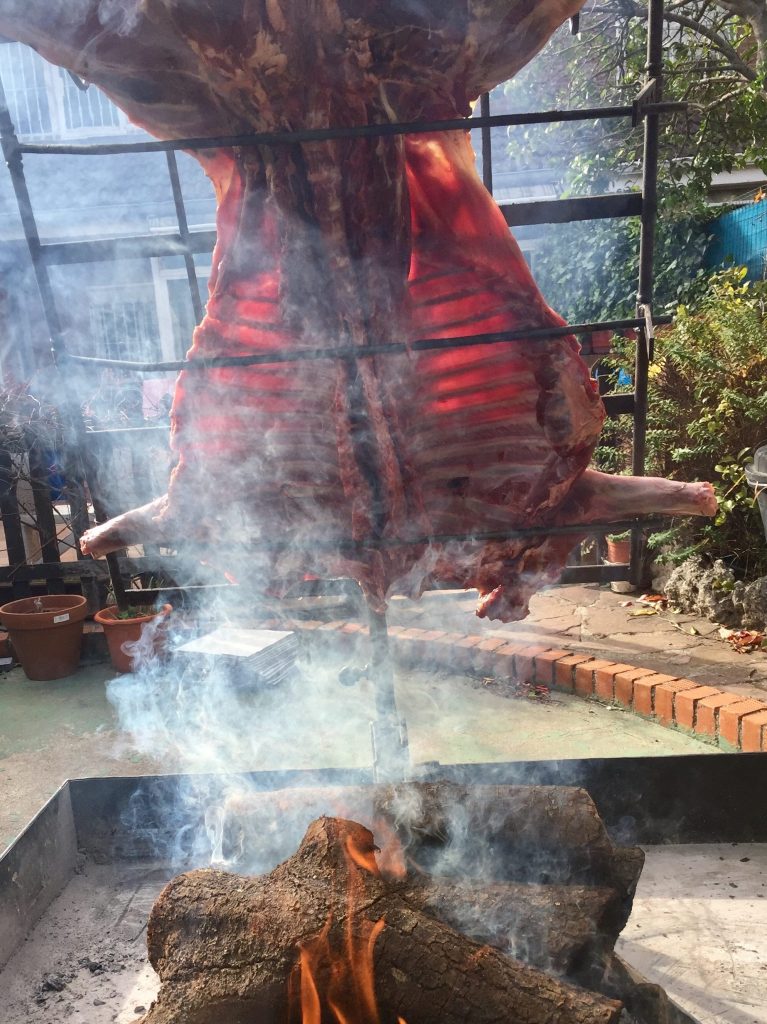 carnes de caza Jabalí pequeño a la estaca elaborado al asador criollo
