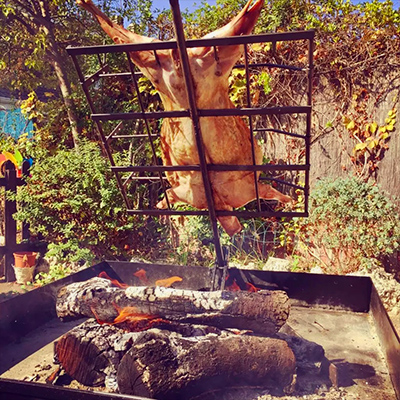 Asador Criollo 8 Brasas-y-sabores-cordero-de-lechal-o-recental-a-la-brasa
