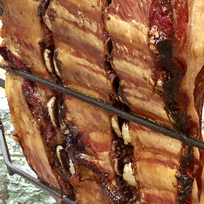 Asador Criollo 6 Brasas-y-sabores-costillar-de-cerdo-a-la-brasa